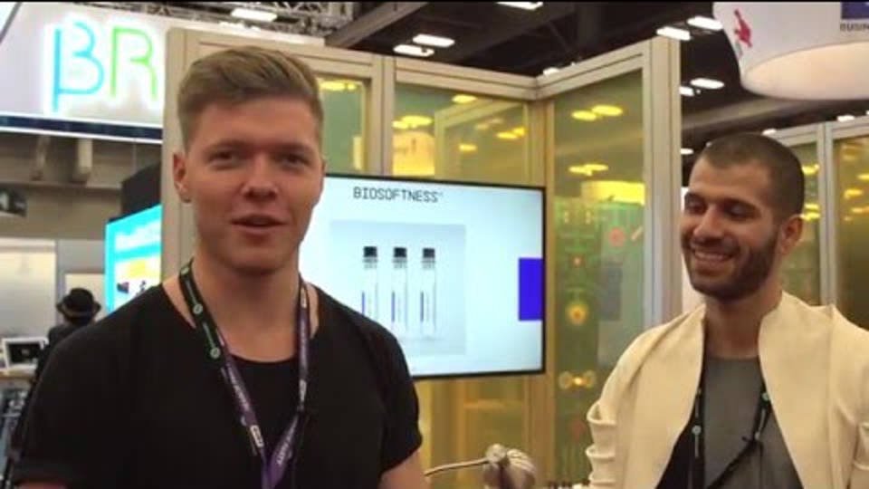 Estande do Biosoftness no SXSW 2016, com o frasco na tela
