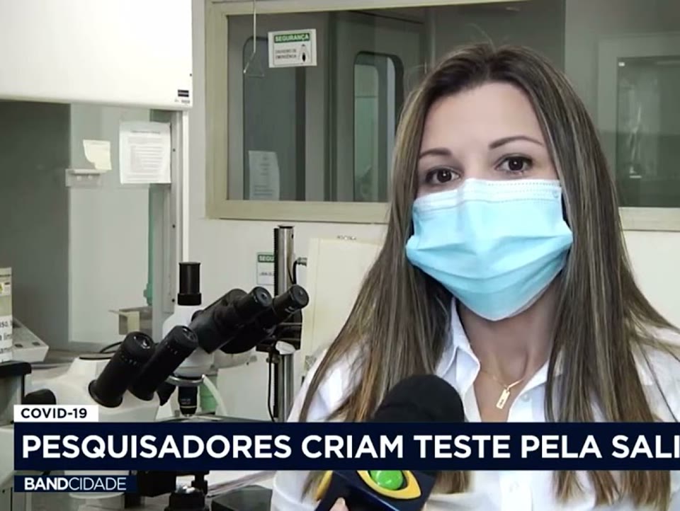 Pesquisadora em laboratório na reportagem da Band sobre o teste de covid pela saliva